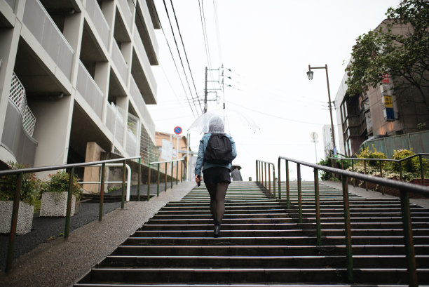 年轻女子走在日本东京的柳中图片下载
