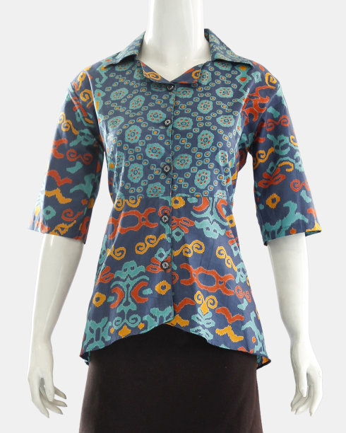 美丽的衬衫与浓厚的装饰图案与民族的细微差别图片下载