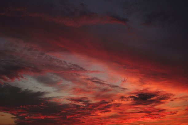 色彩斑斓的云雾黄昏美丽的天空城市景观日落和早晨日出。戏剧性的夜晚，清晨的景色图片下载