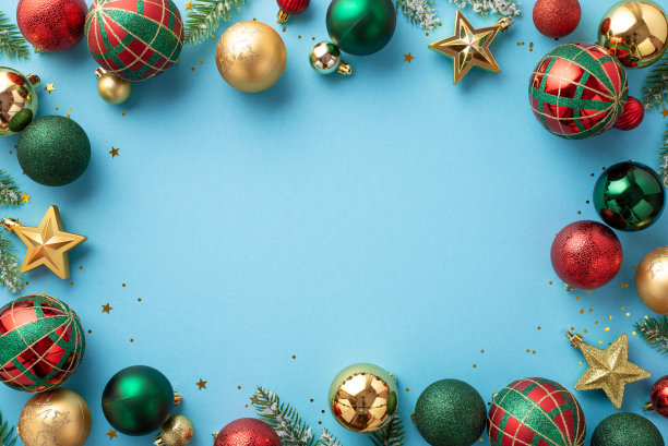 圣诞节的概念。俯视图照片红色绿色和金色的小饰物星星装饰松树树枝和闪亮的彩纸上孤立的浅蓝色背景与中间的copyspace图片下载