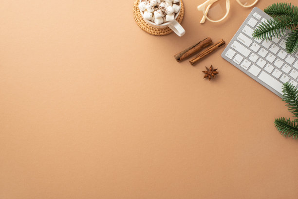 冬季情绪的概念。顶视图的照片键盘杯可可棉花糖在藤条服务席时尚的眼镜松枝肉桂棒和八角孤立的米色背景与copyspace图片下载