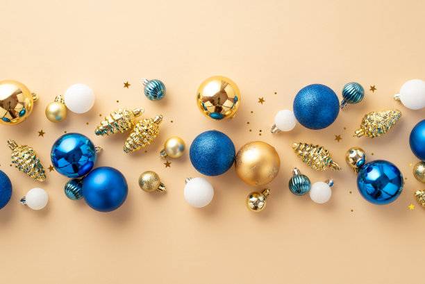 圣诞树装饰概念。顶视图照片松果饰品白色蓝色黄金小饰物和彩色纸屑在孤立的米色背景图片下载