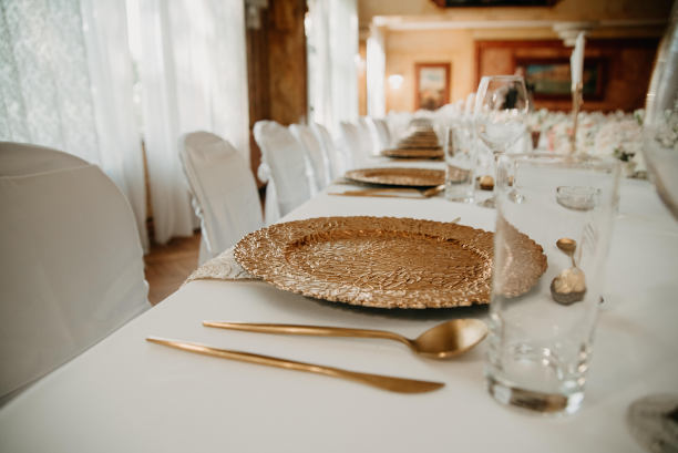 待客，餐桌优雅设。用鲜花装饰的桌子。图片下载