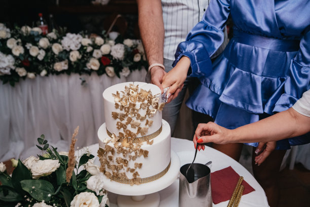 新婚夫妇切婚礼蛋糕库存照片。图片下载