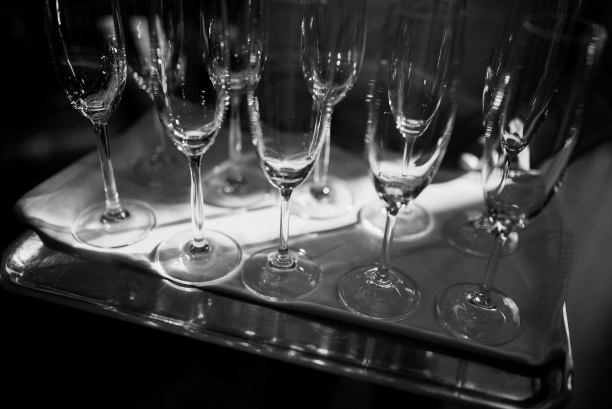 待客，餐桌优雅设。用鲜花装饰的桌子。图片下载