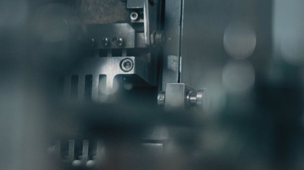 自动化机械液压机。水力机械的工作。压力机用于生产金属制品。制造机器。微距镜头。近,景深图片下载