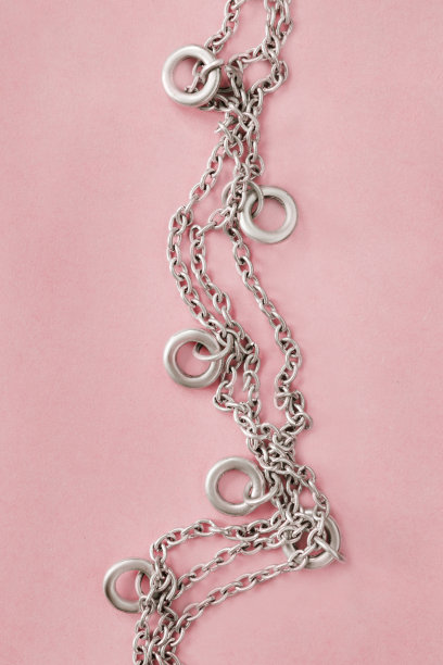 粉色背景项链图片下载