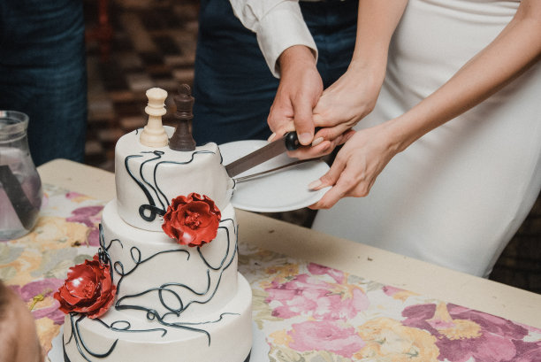 新婚夫妇切婚礼蛋糕库存照片。图片下载