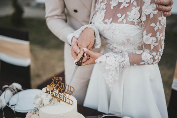 新婚夫妇切婚礼蛋糕库存照片。图片下载