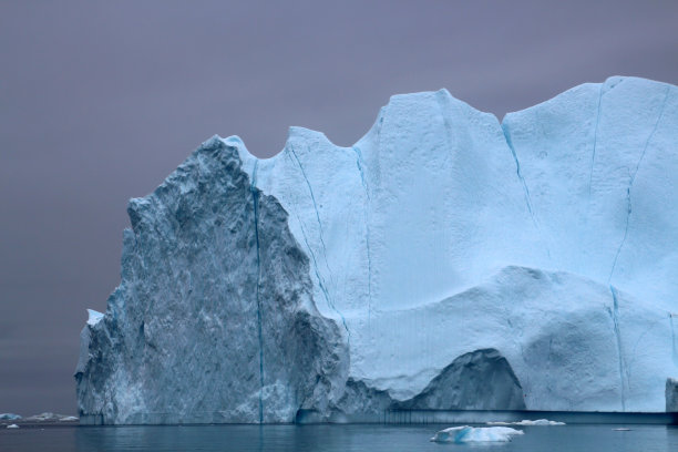 丹麦格陵兰岛迪斯科湾伊卢利萨特冰峡湾的冰山图片下载