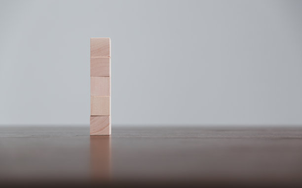 空白的木块或木块对象作为背景，用于复制空间。圆形或方形盒子玩具为插入概念图标象征商业教育策略成功。几何的创造力。图片下载