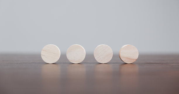 空白的木块或木块对象作为背景，用于复制空间。圆形或方形盒子玩具为插入概念图标象征商业教育策略成功。几何的创造力。图片下载
