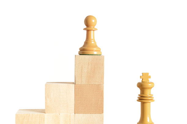 木块上的白棋兵，在白棋王的旁边和上面。图片下载