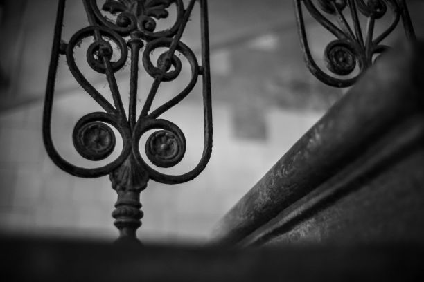 锻铁楼梯扶手的灰度图图片下载