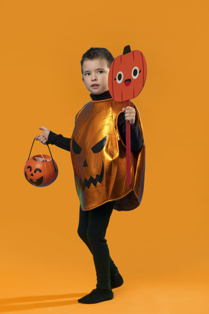 小男孩穿着南瓜装。图片下载