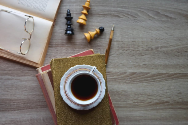 热饮，书籍和棋子图片下载