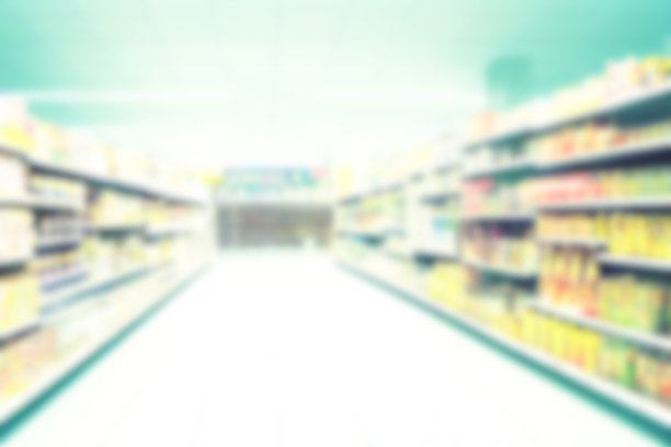 抽象模糊背景超市通道与彩色货架的商品。图片下载