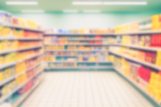 抽象模糊背景超市通道与彩色货架的商品。图片下载