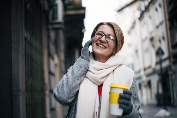 一个美丽的老妇人在户外图片下载