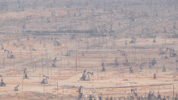 美国油田上的泵千斤顶。油田井中提取原油化石的钻机图片下载