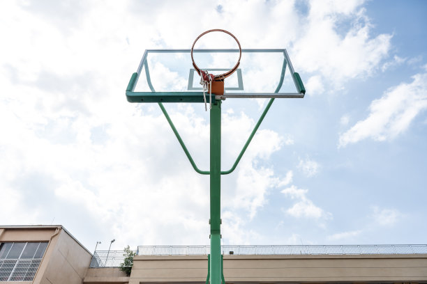 广场上的篮球场图片下载