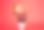 红色背景上有半个草莓的叉子的特写镜头图片下载
