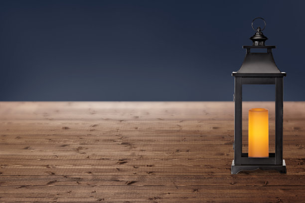 木头和深色背景上的黑色灯笼图片下载