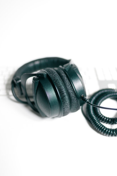 白色键盘耳机图片下载