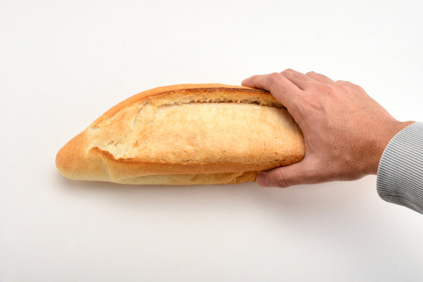 手里拿着一整块面包图片下载
