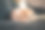 拉布拉多猎犬小狗在沙发上玩玩具图片下载