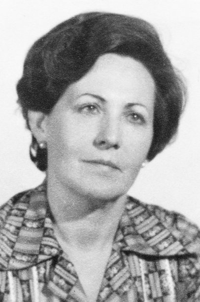 黑白复古工作室的头像从60年代，成熟的女人看向别处图片下载