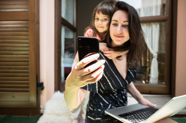 一家人在自拍。母女俩在自拍图片下载