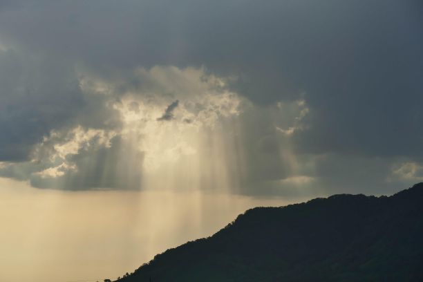 山顶上有天堂效果的云的风景照片图片下载