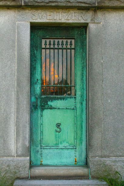 垂直拍摄一扇带字母S的绿色门图片下载