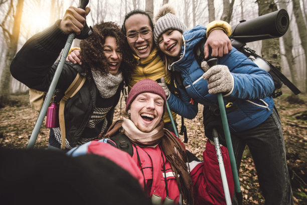 多种族快乐的朋友背着背包徒步森林-一群年轻人在山上自拍-旅行，友谊和周末活动的概念图片下载