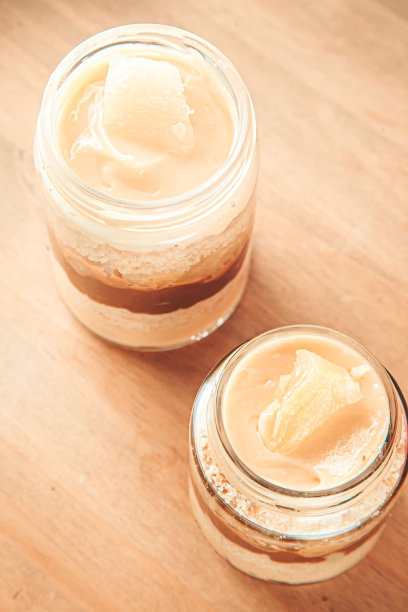 俯视图融化的糖果，白巧克力在酒吧图片下载