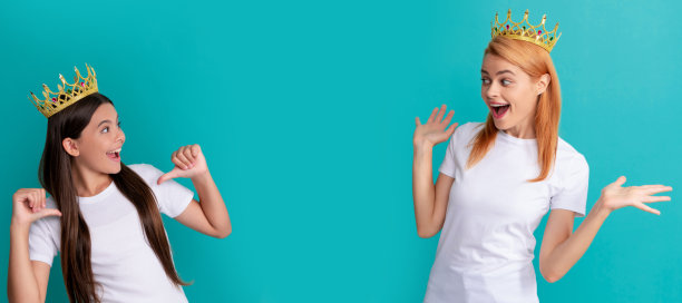 母女儿童横幅，复制空间，孤立的背景。什么一个惊喜。惊讶的女人看着女孩用手指自己。指出,复制空间。图片下载