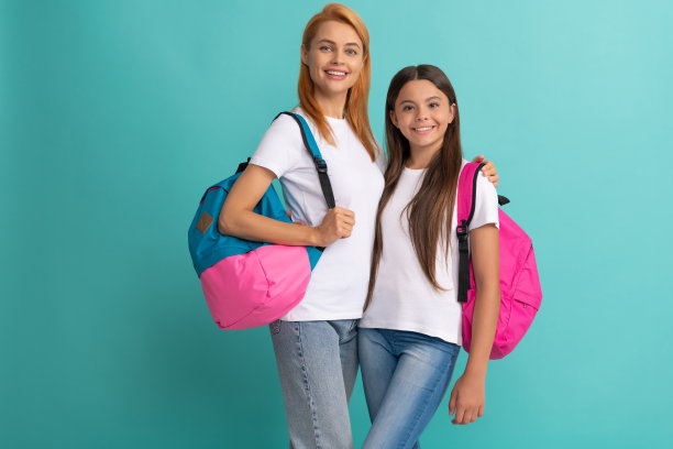 家人的帮助。母女俩背着双肩包。友谊。回到学校图片下载