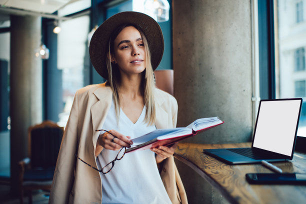 沉思的自由职业者与笔记本电脑在咖啡馆图片下载
