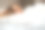 女人躺在卧室的床上，盖着温暖的毯子图片下载