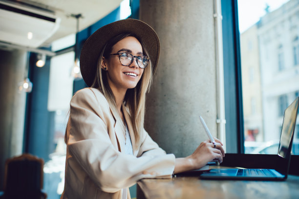 微笑的自由职业者在咖啡馆工作图片下载