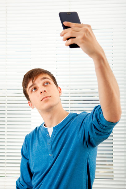 有电话的年轻人图片下载