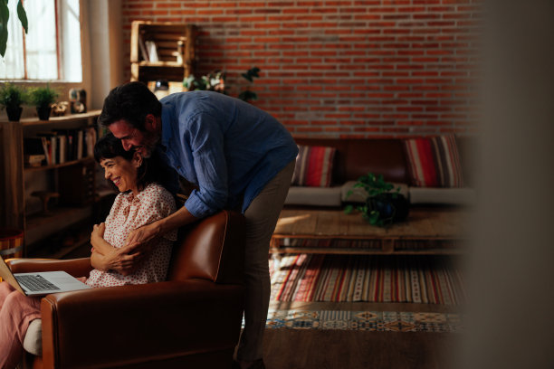 妻子和丈夫在视频通话图片下载