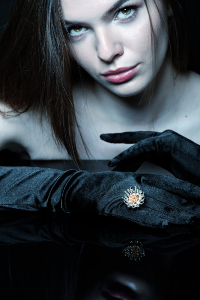 特写工作室的美丽女人的肖像与花哨的金戒指和黑色手套图片下载