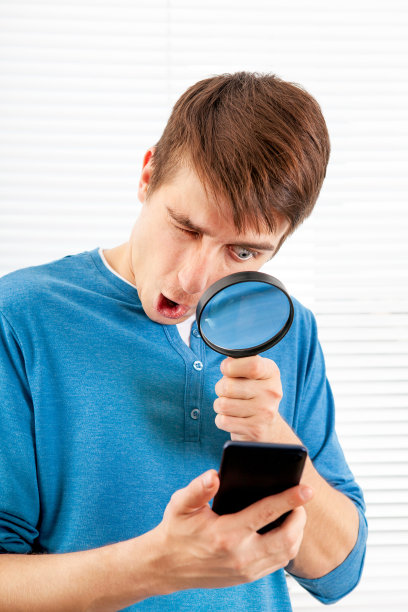 有电话的年轻人图片下载