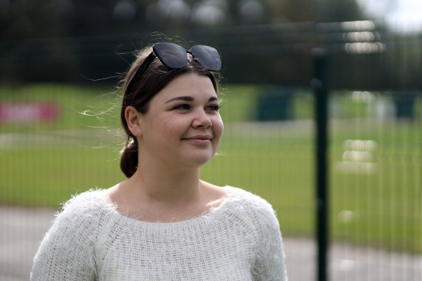 可爱的微笑的女孩。以绿色自然为背景的肖像图片下载