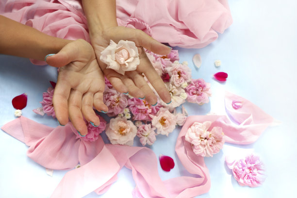 短指甲上涂蓝色指甲。图片下载