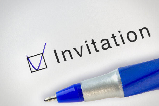 邀请字与V勾标记和圆珠笔在特写图片下载