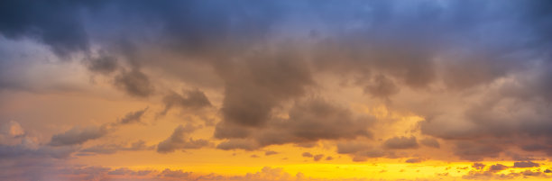 美丽的天空在日落前有云图片下载