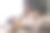 家人在家里共度时光很开心。妈妈，爸爸和两个孩子一起在家里玩，拥抱，玩得很开心图片下载